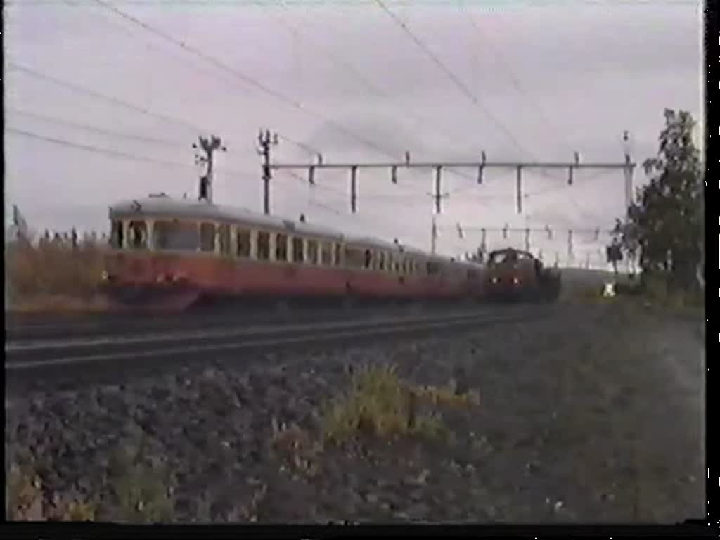 Triebwagenzug, gebildet aus Y6 - Y8, wartet am 2. September 1992 in Harr auf die Kreuzung mit dem von einer Rc4 gefhrten Zug nach Lule ab.