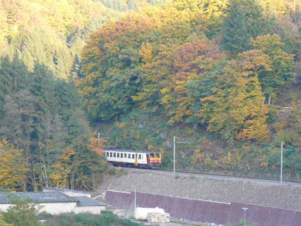 Triebzug der BR 2000 fhrt als RB 3367 dem Endbahnhof Wiltz entgegen. 09.10.2008