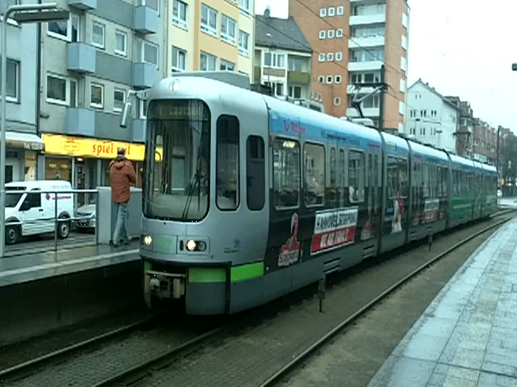 TW 2500 Verband steht nach kurzen Aufentalt an der Haltestelle  Vahrenwalder Platz  und fhrt dann in den Tunnel am 23.01.2011.