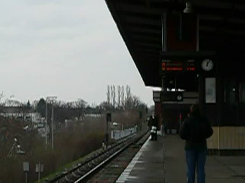 U-Bhf Elsterwerdaer Platz. Einfahrt einer U-Bahn am 18.3.2007