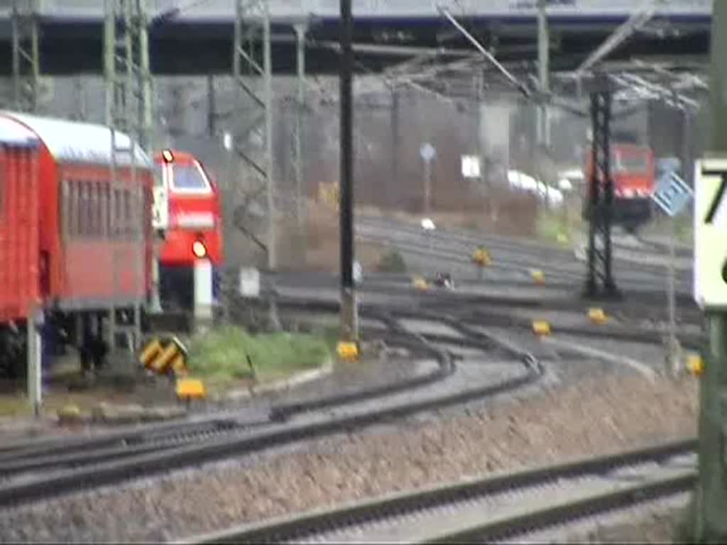 U-Boot 219 084-1 erreicht mit einer RB aus Arnstadt Hbf den Endbahnhof Saalfeld (Saale) auf Gleis 1. Der Lokfhrer achtet genau darauf, dass er den Zug punktgenau zum Stehen bringt, obwohl der Bahnsteig eigentlich lang genug ist. (04.12.2009)