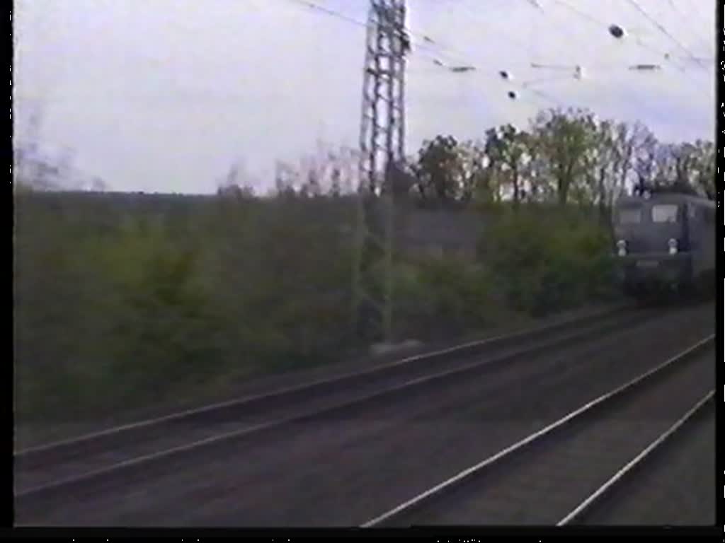 berholung eines Sonderzuges mit Dampflok durch Interzonenzug mit 110 am 28. April 1990 zwischen Gtersloh und Hamm