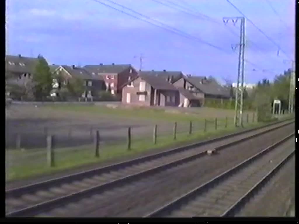 Überholung eines Sonderzuges mit Dampflok durch IC mit 103 am 28. April 1990 zwischen Gütersloh und Hamm.
