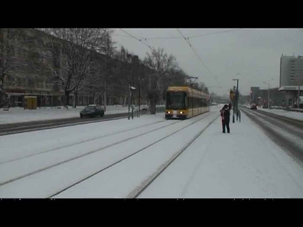Um den Jahreswechsel 2009 hatte es bis in die tiefen Lagen geschneit. Ein NGT8DD kmpft sich in der Nhe des Pirnaischen Platzes am 01.01.2009 durch die weie Pracht.