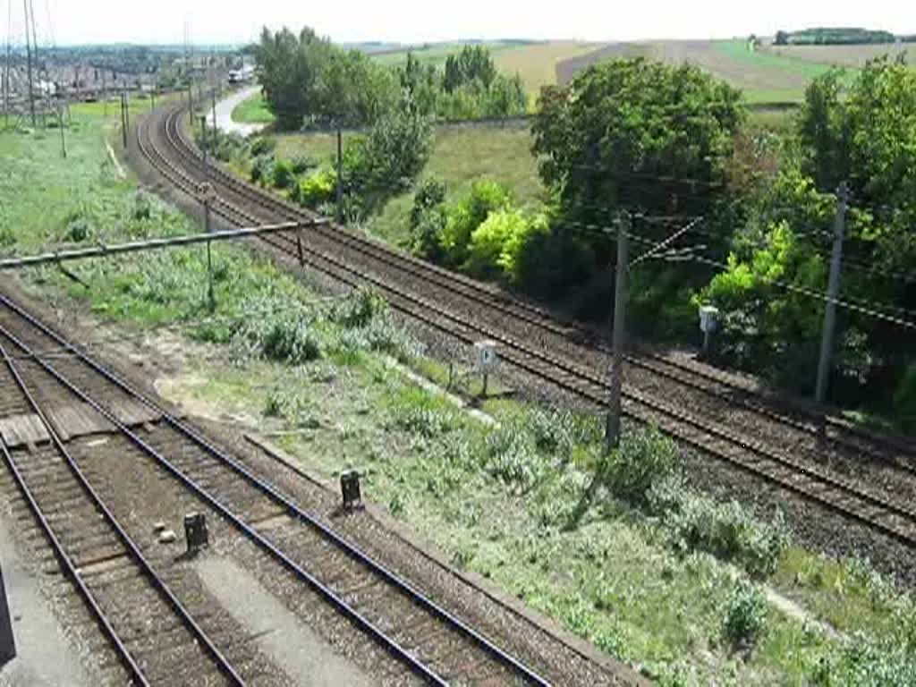 Und, wie jeden Tag im Urlaub so auch am 24.08.2009: 1047 504-4  Joseph Haydn  gesichtet von der Brcke ber den Wiener Zvbf mit EC aus Ungarn.