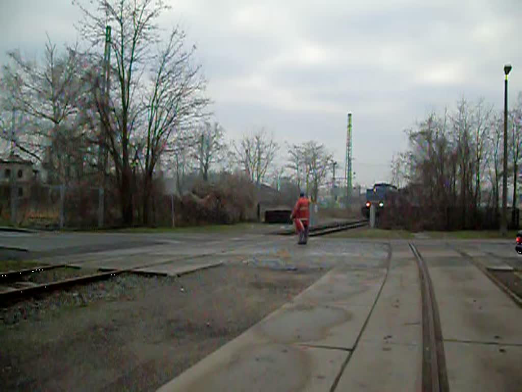 V100 003 (202 811)und die verunfallte 202 459 fuhren am 11.01.2011 in das RAW Stendal. 


