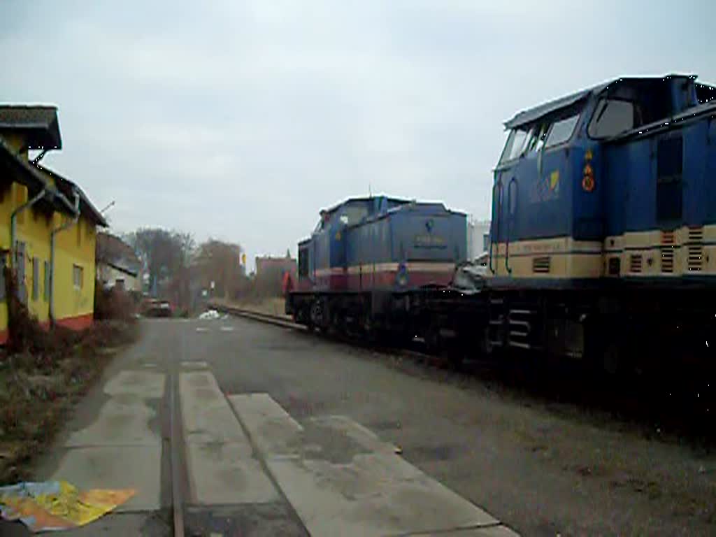 V100 003 (202 811)und die verunfallte 202 459 fuhren am 11.01.2011 in das RAW Stendal.

