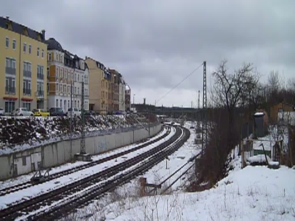 V160.5 (92 80 1203 143-3 D-HVLE) und V160.6 (92 80 1203 144-1 D-HVLE fahren am 09.02.15 mit einem Kesselzug durch Plauen/V.