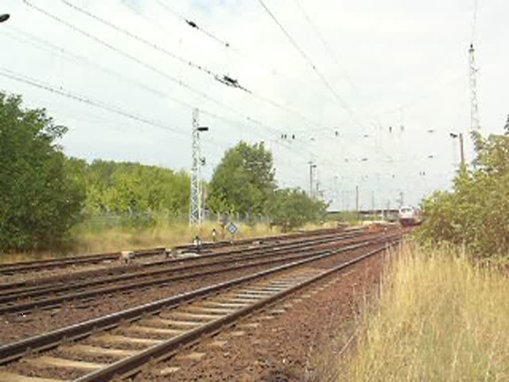 V20 fhrt in Eisenhttenstadt mit ein Sandzug am Signal an. 10.07.08