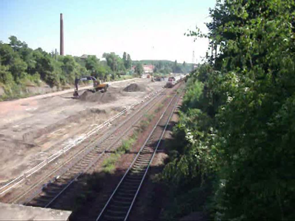 V2.023 der  AKN  fuhr am 14.7.10 mit einem Kesselwagenzug in Richtung Grokorbetha. Ludwig-Hupfeld-Strae/Leipzig