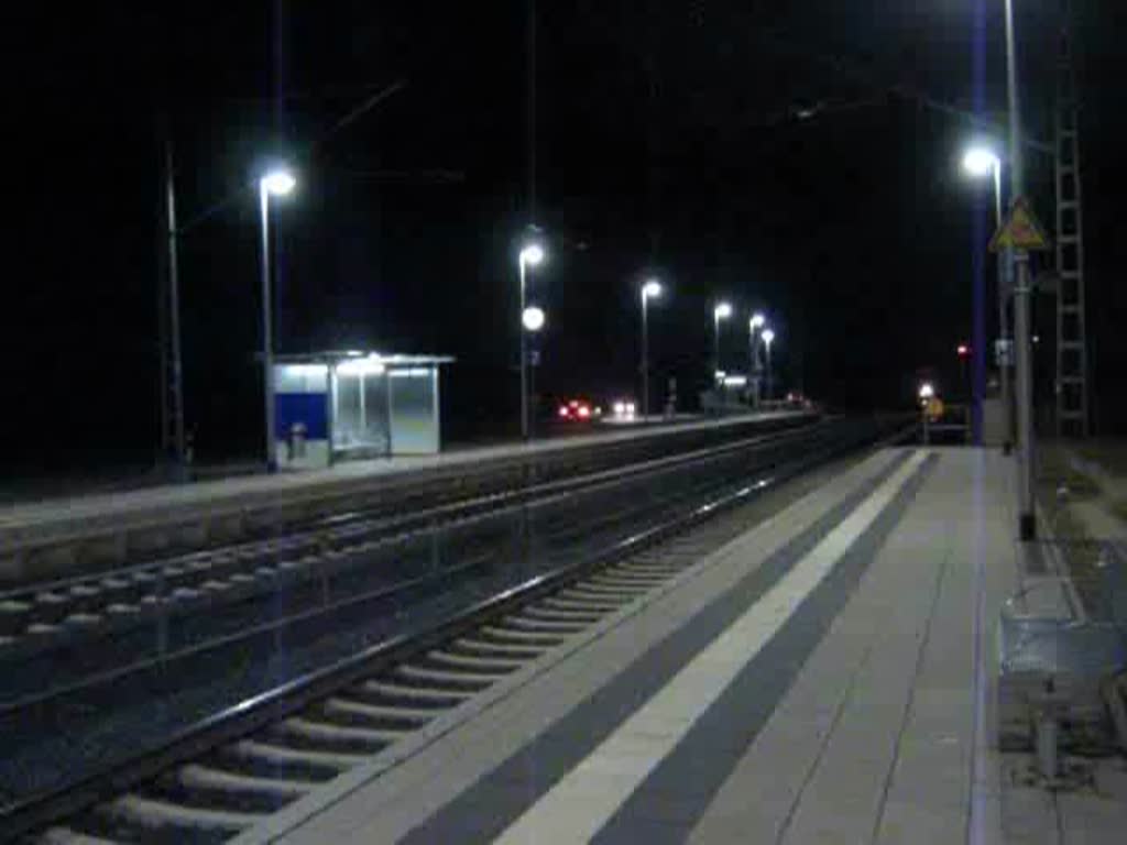 V300.10(232 446-5)der EBW-Cargo rauscht des Nchtens als LZ Richtung Sden durch den Bahnhof Reichensachsen. 14.03.2009.