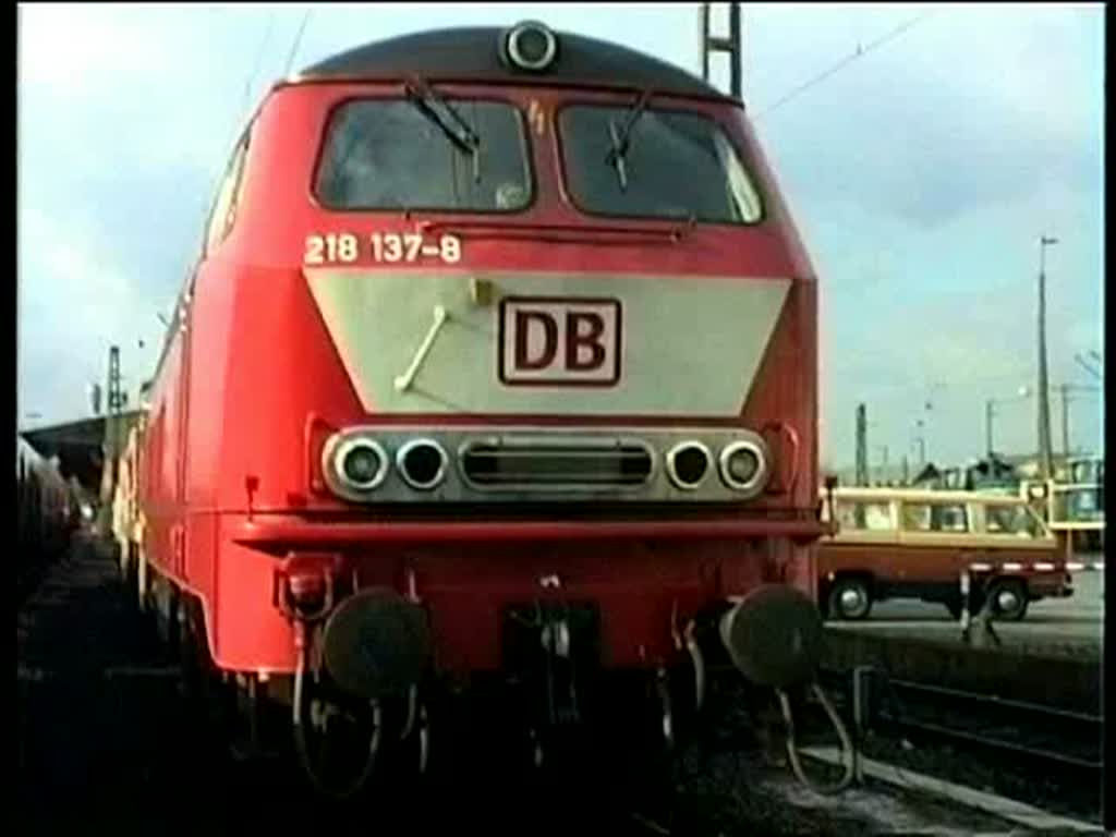 Verschiedene ausgemusterte, oder abgestellte Dieselloks in neuer und alter Farbgebung.
Aufn. auf VHS.
