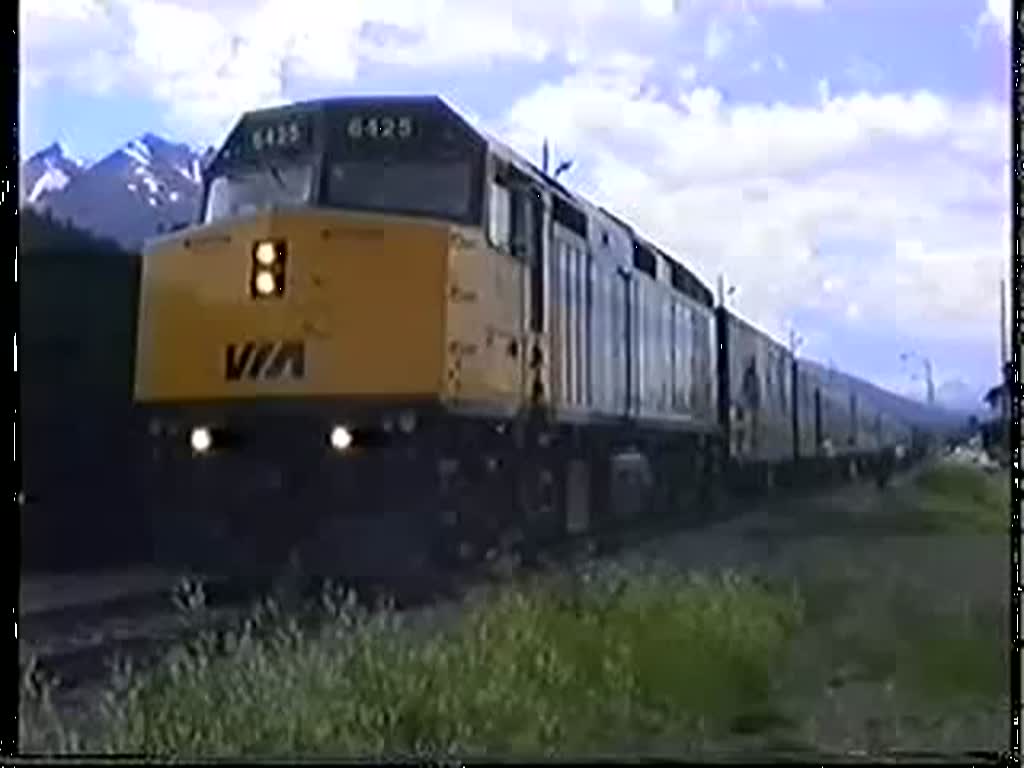 VIA 6425 (F40PH-2) bringt am 11. Juli 1989 Zug 6  Skeena  von Prince Rupert nach Prince George