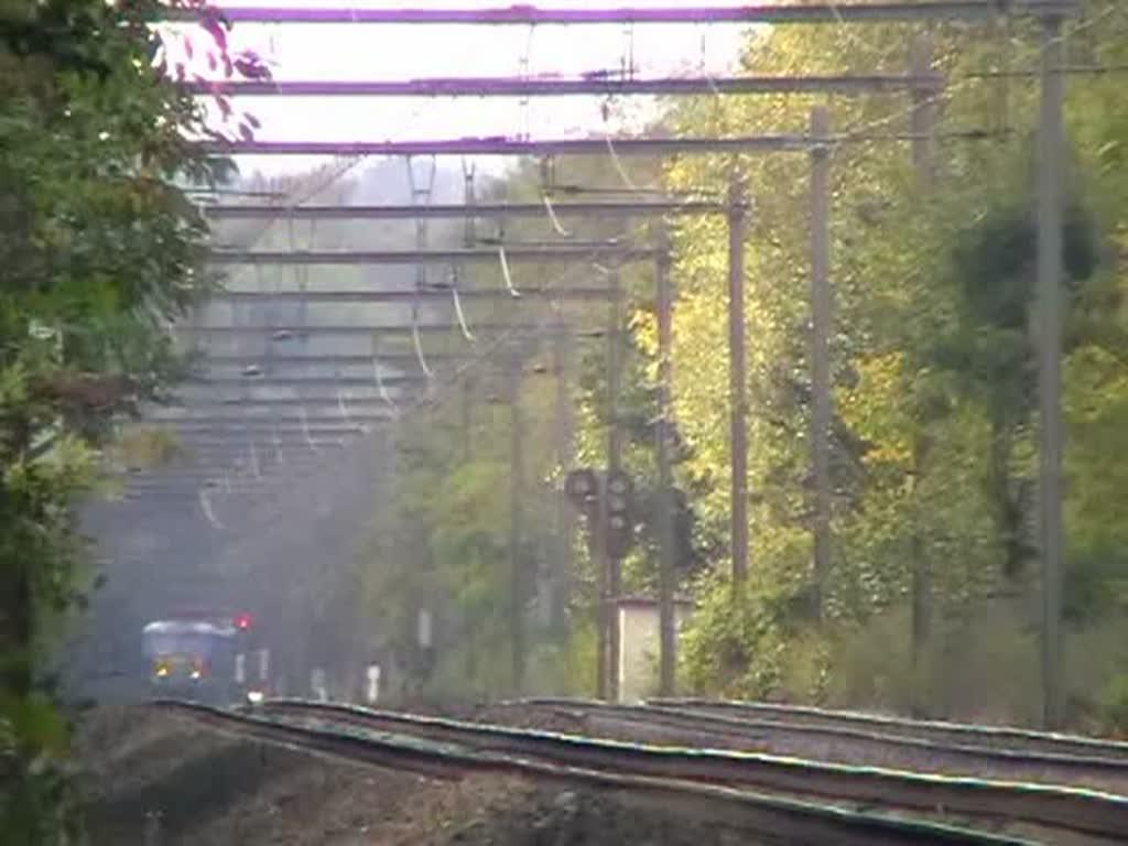 Video mit unerwartetem vierbeinigen Guest-Star, der sich durch den herannahenden Zug nicht aus der Ruhe bringen lsst. Auch schn zu erkennen, wie die zweite Lok am Ende der Steigung die beiden Stromabnehmer herunterfhrt. Die Entscheidung der Freischaltung berlasse ich den Admins, da das Video leider etwas zu frh stoppt (Akku leer). Es entstand am 18/10/2008 bei Warsage.