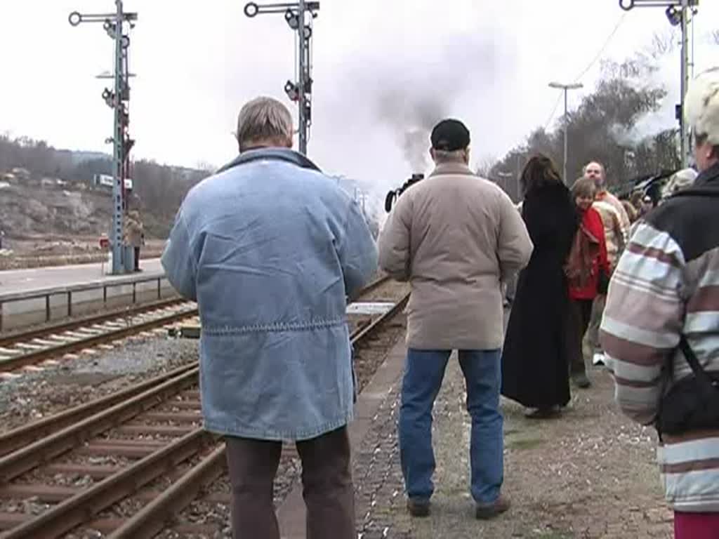 Viel Andrang auf dem Bahnsteig, Dampflok 52 8075-5 fhrt mit dem Museusmzug des Eisenbahnmuseums Schwarzenberg von Schwarzenberg nach Schlettau in Richtung Annaberg Buchholz. 15.12.2007