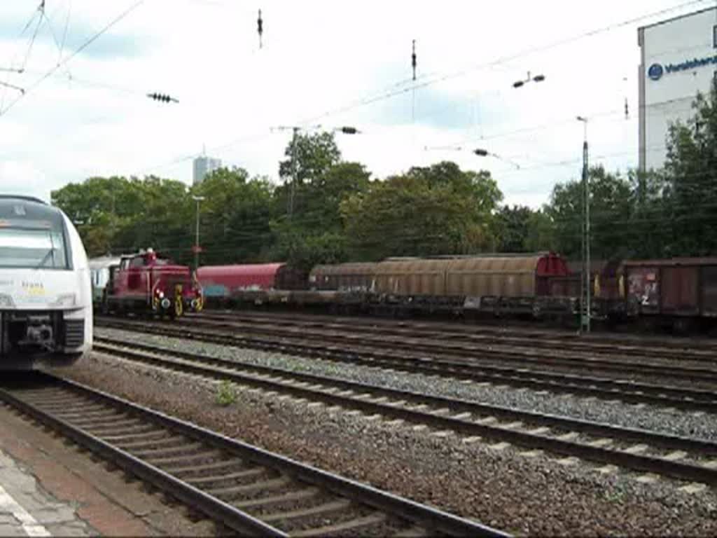 Viel Los in Kln West: erst eine hochinteressante Fuhre mit V60 1184, danach 294 725-7 mit mit ein paar bergabewagen, als Gegenzug kam 482 048-6 der SBB Cargo und whrend der DesiroML der TransRegio auf Gleis 2 auf Abfahrt wartet kommt auf Gleis 1 eine BR 120 mit einem IC. Aufgenommen am 02.09.2009