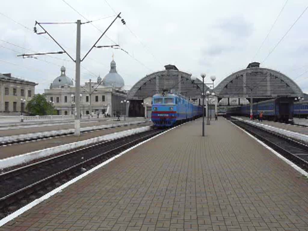 VL80-1322 verlasst Lviv mit Zug nach Zaporizja am 02-06-2009