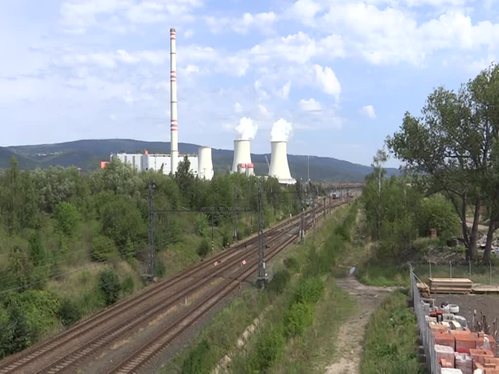 Vom 23.08-26.08.23 war zwischen Kadaň Prunéřov und Klášterec nad Ohří der Strom abgeschaltet. Die Schnellzüge bekamen auf dem Stück eine Diesellok vorgespannt. T679 1600 (781 600) ist am 25.08.23 mit 193 566 und dem R614 bei der Abfahrt in Kadaň Prunéřov zu sehen. Gruß zurück!