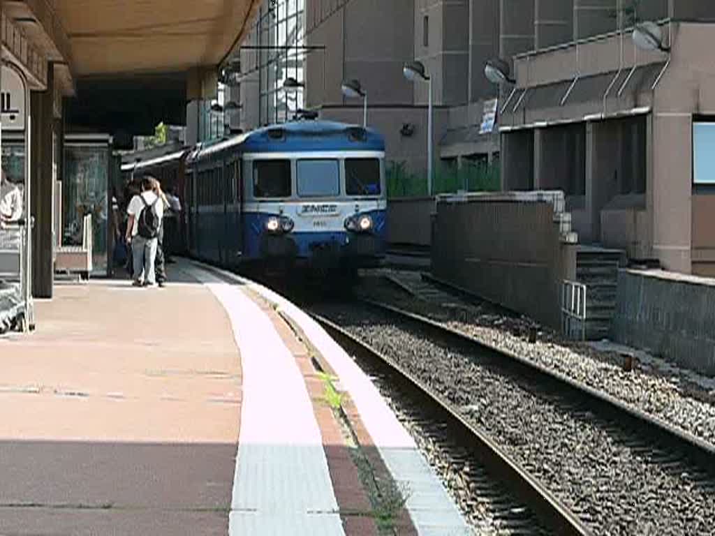 Vom X2853 angefhrter Triebwagenzug fhrt aus Lyon-Part-Dieu aus in Richtung Dijon. Die Triebwagen verkehren in Doppeltraktion mit Einheits-Beiwagen dazwischen. Hinten ist X2825.
08.06.2007  Lyon Part-Dieu