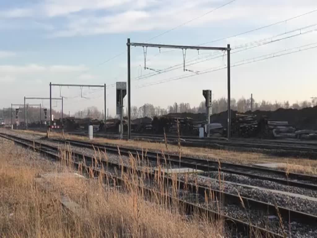 Von Aachen-West kommend schleppt Cobra-Lok 186 217 alias 2825 ihre SNCB-Schwester 2701 zurück nach Belgien, hier aufgenommen am 20/12/2016 bei der Durchfahrt in Montzen-Gare.