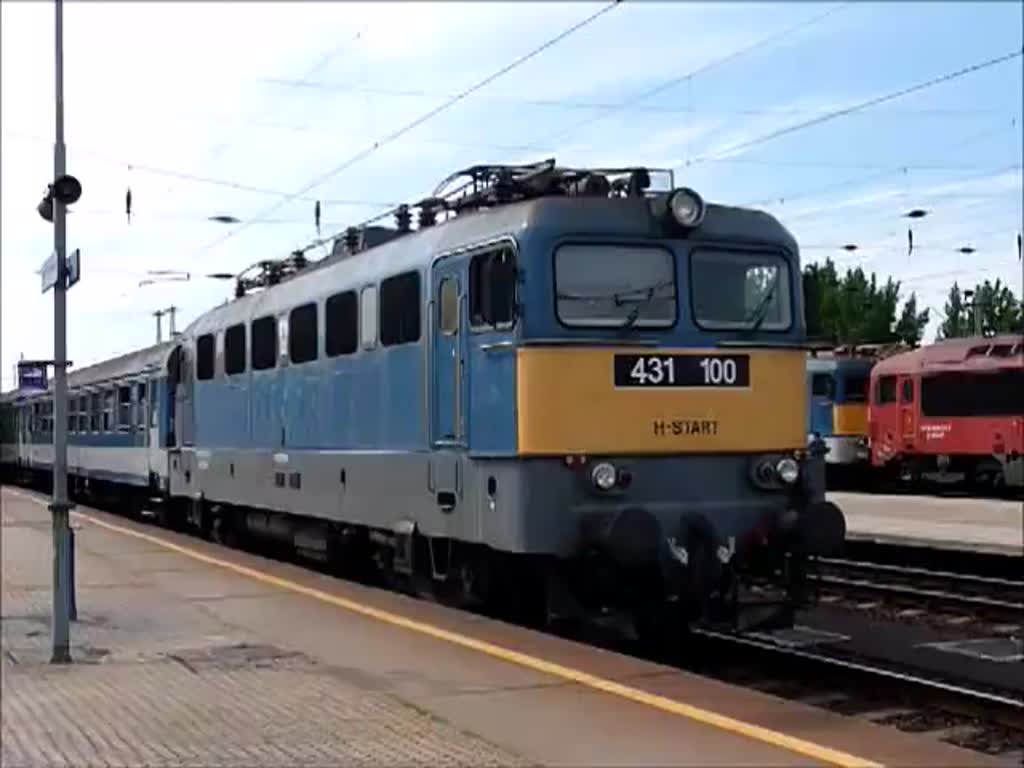 Von einer geheimnisvollen Kraft getrieben, verlässt die abgebügelte 431-100 mit ihrem D-Zug der MAV-START den Bahnhof Nyiregyhaza, 29. ‎Mai ‎2016