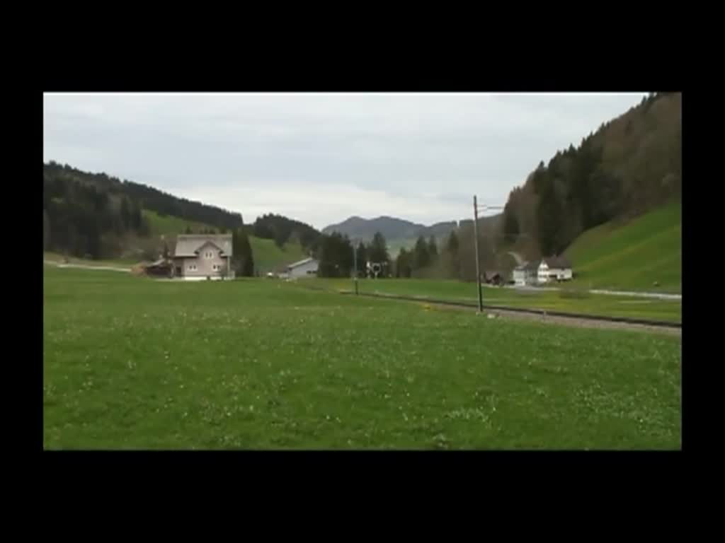 Von Herisau her begegnet uns am 30.4.2012 bei Jakobsbad die einzige Lok der Appenzeller Bahnen und aus der Gegenrichtung folgt ein historischer Triebwagen.