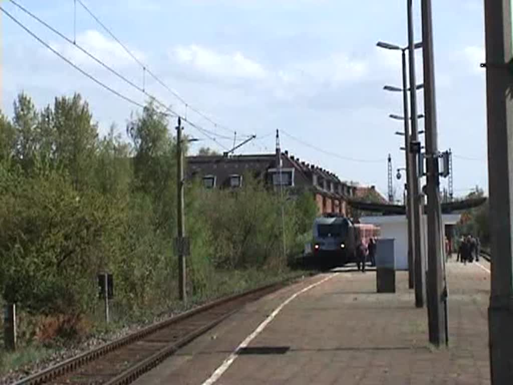 Vorbeifahrt von 182 004 in Rostock-Holbeinplatz. Der  Porsche-Taurus  hat den Fuballsonderzug nach Rostock zum Auswrtsspiel von Energie Cottbus gebracht. In Rostock-Parkstrae stiegen die Fans aus (dort war Filmen aufgrund von Gegenstnden, die aus dem Fenster flogen unmglich) und nun fuhr der Zug zum Wenden nach Rostock-Bramow.
02.05.2010