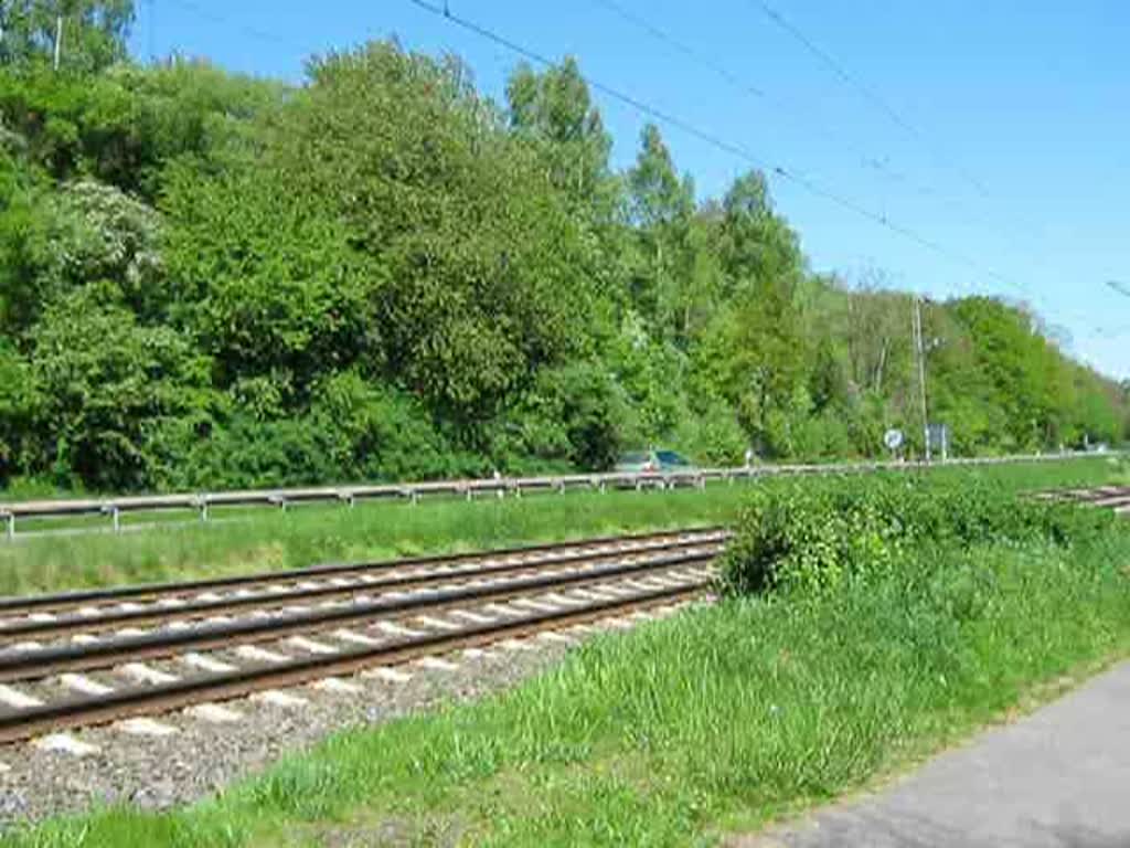 Vorbeifahrt der 185 518  Rostock Port   mit Gterzug in Richtung Sden. Aufnahme bei Wehretal Reichensachsen, Sommer 08.