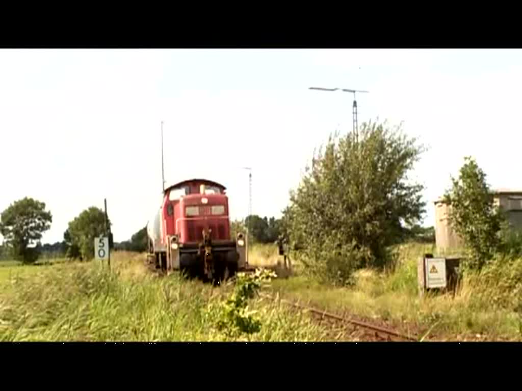 Vorbeifahrt der 295 094-7 vom Industriegleis Wilhelmshaven nach Sande.Gruss an denn Tf und netten Streckenposten vor Ort.31-07-2009