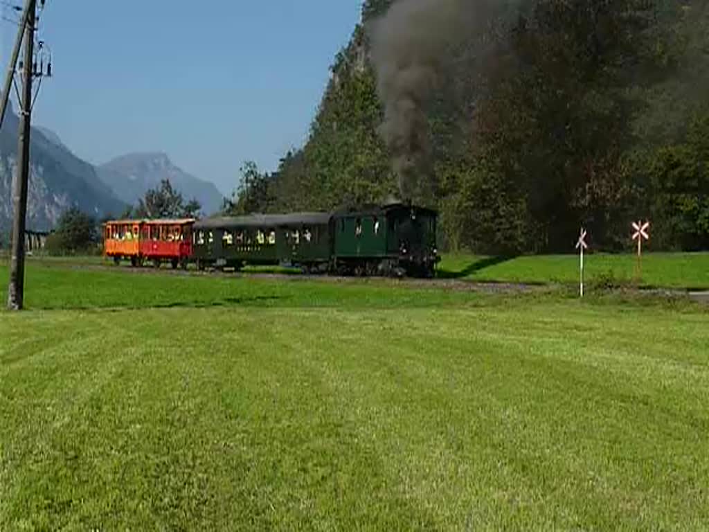 Vorbeifahrt der Ec 3/3 No.5 der Huttwil-Wohlhusen Bahn (HWB) auf der Anschlussbahn zum Schotterwerk in Amsteg zwischen Erstfeld und Silenen, 1.10.2011 
Die Strecke soll Ende 2011 eingestellt worden sein, da der Gotthard-Basistunnel nun durchbrochen ist und das Schotterwerk in Amsteg damit arbeitslos wurde.