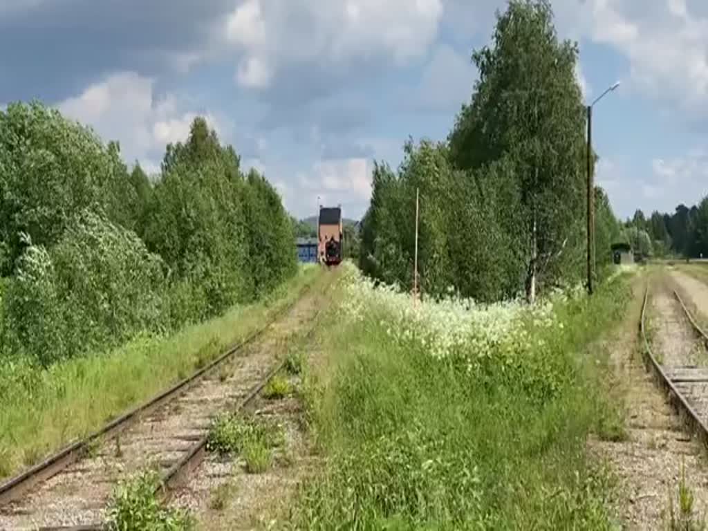 Vorfahrt der Dampflok 905 (Littera E (II)) in ein Bahnhofsgleis von Storuman am 28. Juni 2022. 