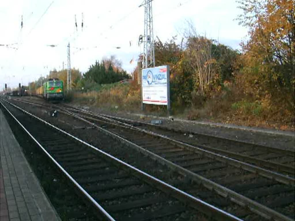 WAB58 verlsst mit den Holzzug Richtung Stendal-Niedergrne den Bahnhof Rostock-Bramow,hinten schiebt PBSV-LOK20 bis Borstel bei Stendal.(31.10.09)