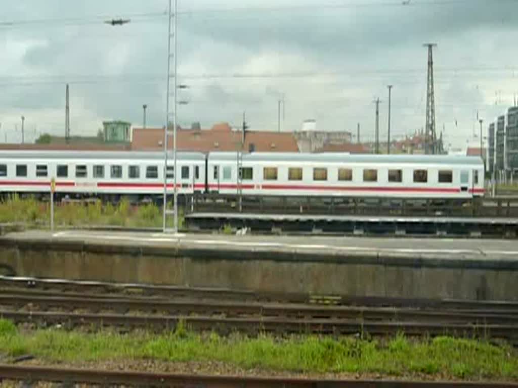 Whrend des 10-mintigen Aufenthaltes in Leipzig Hbf auf der Fahrt nach Berlin mit ICE 1614 wurde ein IC bereitgestellt. Ich befinde mich im Wagen 21 einer doppelten ICE-T-Einheit. (11.07.2009)