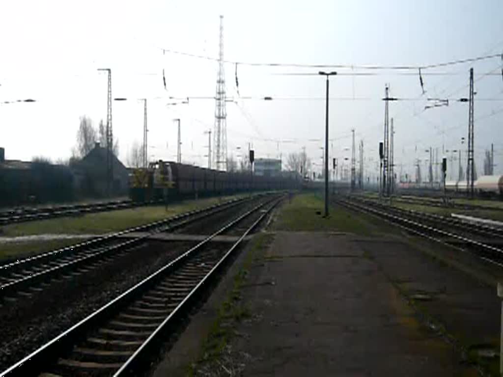 Whrend ein Ersatz-IC aus Nrnberg den Bahnhof Grokorbetha auf Gleis 3 durchfhrt, rangiert eine MEG-220 mit einem Kohlezug auf Gleis 2 herum. (04.04.2009)