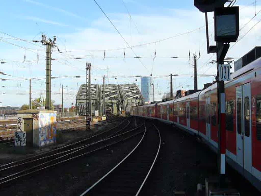 Während sich Lok 101 092-5 mit einem Stamm niederländischer Personenwagen am 08.11.2008 über die Hohenzollernbrücke dem Hbf von Köln nähert, fahren je eine Doppeleinheit der BR 425, sowie eine Doppeleinheit der BR 644 aus dem Bahnhof von Köln aus.   