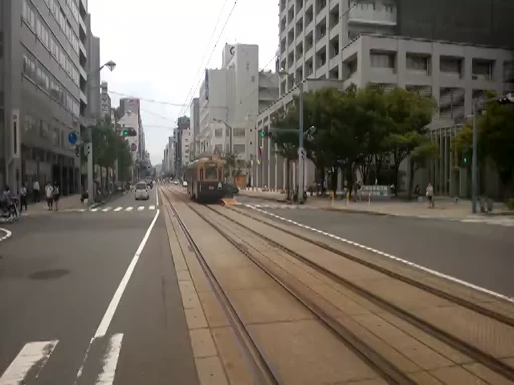 Wagen der Hiroden (Straenbahn Hiroshima) Linie 9 auf dem Weg von Hatchobori nach Hakushima mit Halt in Jogakuin-mae, Shukkeien-mae und Katei Saibansho-mae. September 2015