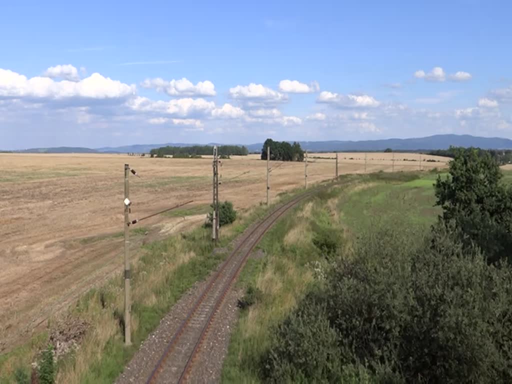 Wegen der Brückenbauarbeiten bei Tršnice, wurden alle Züge über Františkovy Lázně nach Cheb zurück umgeleitet.Am 16.08.16 war der letzte Tag, hier 230 036-6 mit dem Kohlenzug bei Františkovy Lázně.