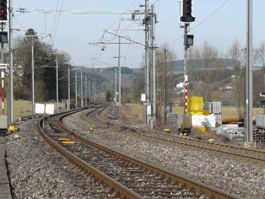 Wegen Gleisbauarbeiten an der Strecke kurz hinter Wilwerwiltz muss Lok 3015 mit ihrem IR aus Richtung Lttich das Gleis wechseln, was zu Beginn des Videos gut zu beobachten ist. 25.02.2009 