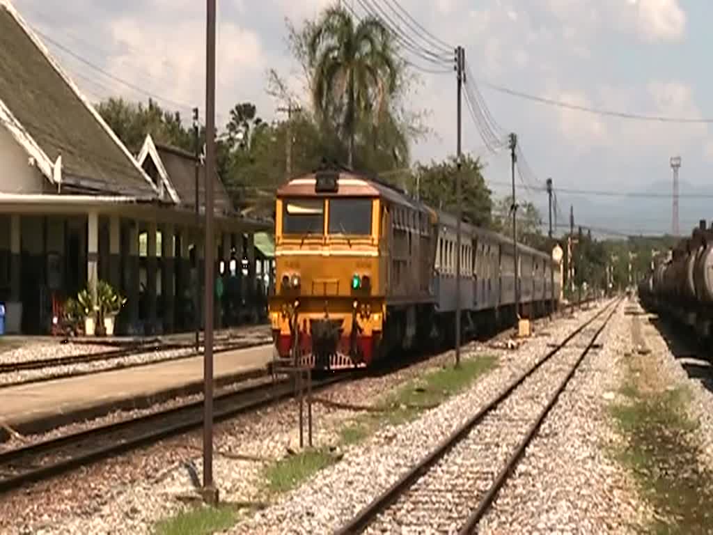 Wegen Streckenunterbrechungen infolge berflutungen wird auf der Northern-Line zwischen Chiang Mai und Phitsanulok mit den eingesperrten Fahrzeugen ein Notbetrieb aufrecht erhalten. Hier fhrt am 26.Okt. 2011 der RAP 102, gezogen von der ADD 4409, aus dem Bf. Sila At aus.