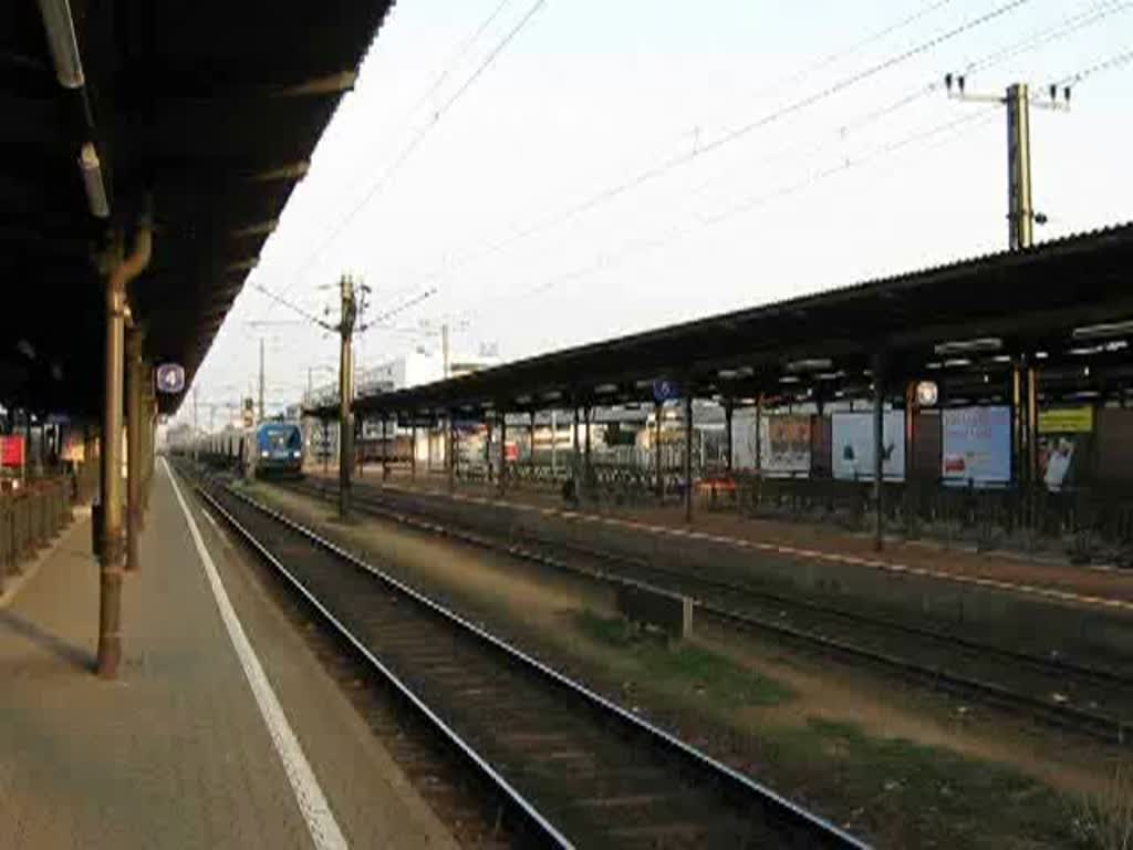 Weit weg von zu Haus. Taurus 1116 911-7 der Mittelweserbahn (MWB) mit Getreidezug beim Tf-Wechsel-Halt in Wien Htteldorf. Am Schluss  des Zuges schob noch MaK G 1206 (2150.901) der LTE um den Berg nach Tullnerbach/Pressbaum zu bewltigen. 06.04.2009.