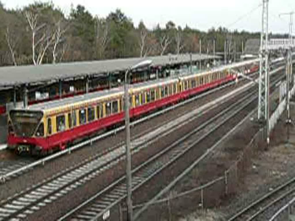 Wenn die S-Bahnen sich in Wuhlheide begegnen, sind sie pünktlich. Hier ein Video aus dem Jahr 2005, in dem auf der S3 vornehmlich Fahrzeuge der BR 480 eingesetzt wurden.