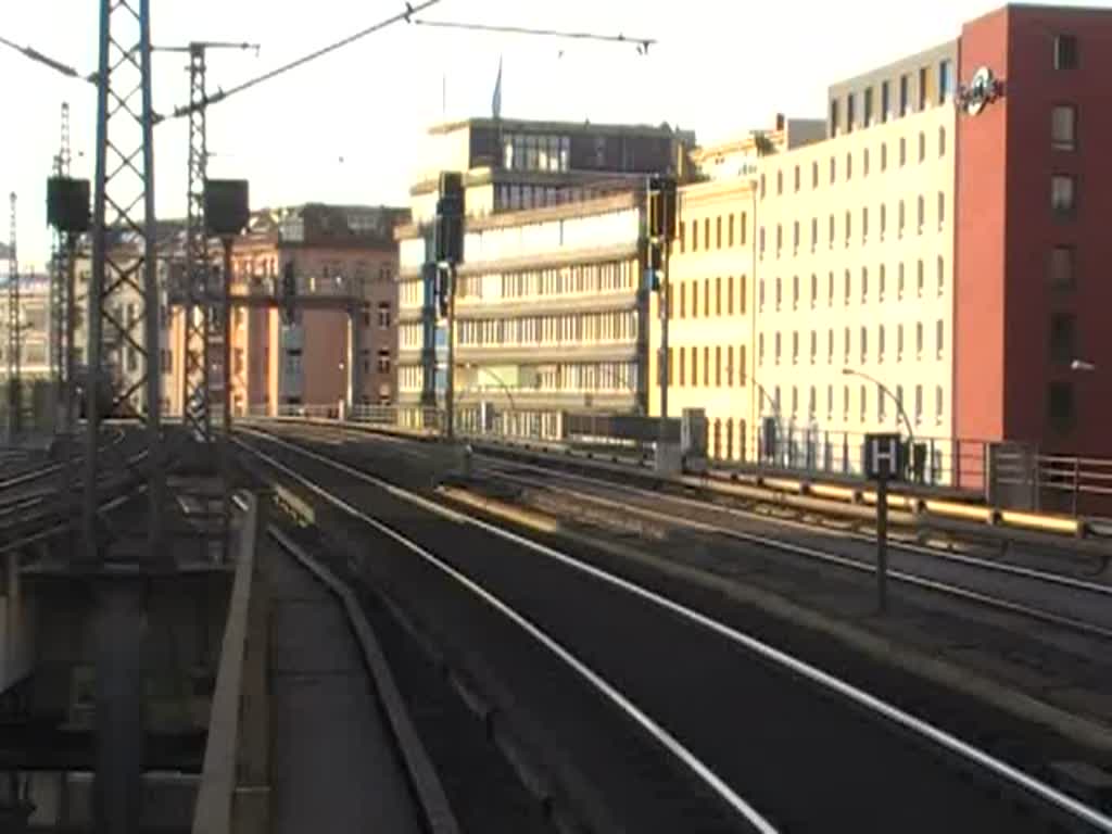 Werkstattzug der BR 480 in Berlin Alexanderplatz. Diese Strecke wird derzeit nicht befahren, Grund sind Misstnde bei der Wartung von Fahrzeugen der BR 481. Ein mulmiges Gefhl schleicht sich ein - warum sollte die BR 480 eigentlich besser gewartet worden sein? 9.9.2009