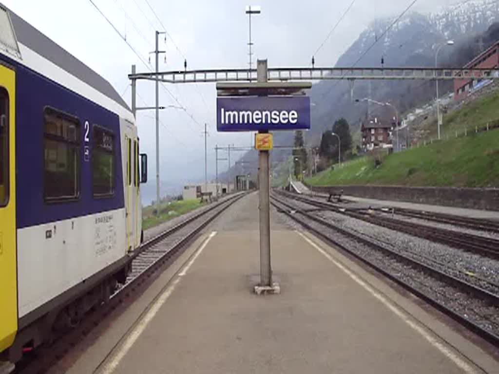 werktags 2mal: In Immensee an der Gotthardstrecke gibt es neben der S3 am Abend zur rush-hour auch noch 2 Regios nach Arth-Goldau, welche mit Loks bespannt sind. Am 15.04.10 war die Re 4/4  11143 die Schubmaschine.