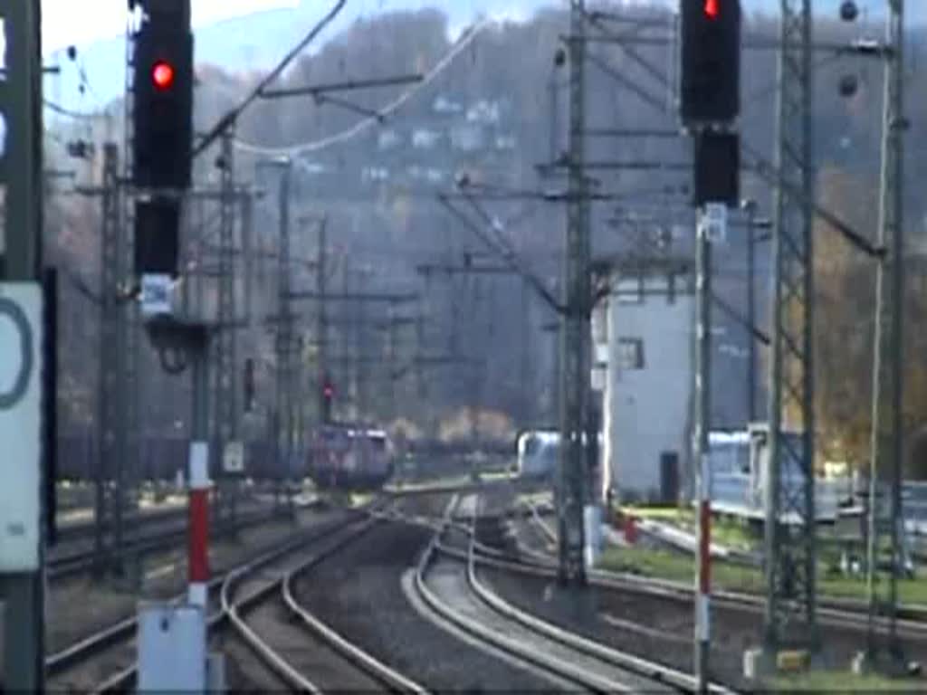 Wie eine lange Schlange schlngelt sich der ICE 1712 nach Berlin Gesundbrunnen mit zwei 411er-Zugteilen in den Bahnhof Saalfeld (Saale) auf Gleis 4 hinein. Die Fahrt geht nach Berlin Gesundbrunnen. (06.11.2009)