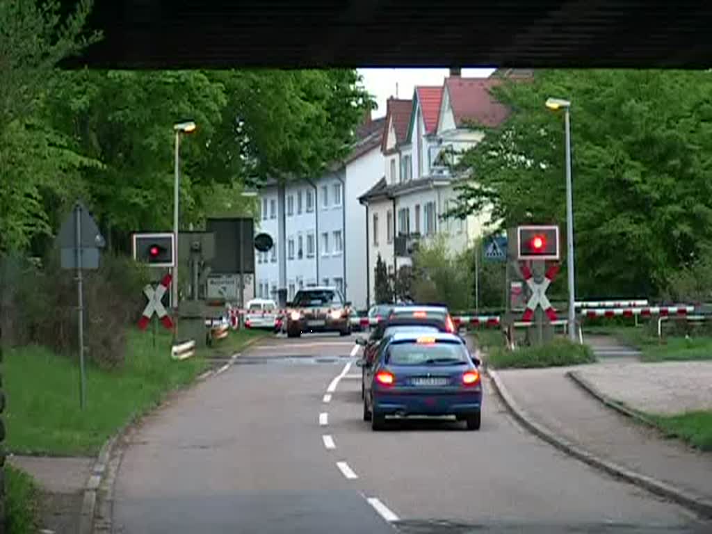 Wie praktisch: Bevor der angekndigte Gterzug vorbeifhrt, fhrt ein TGV-POS ber die Brcke Richtung Paris. Gefilmt am 17. April 2009 (1:19 Minuten)