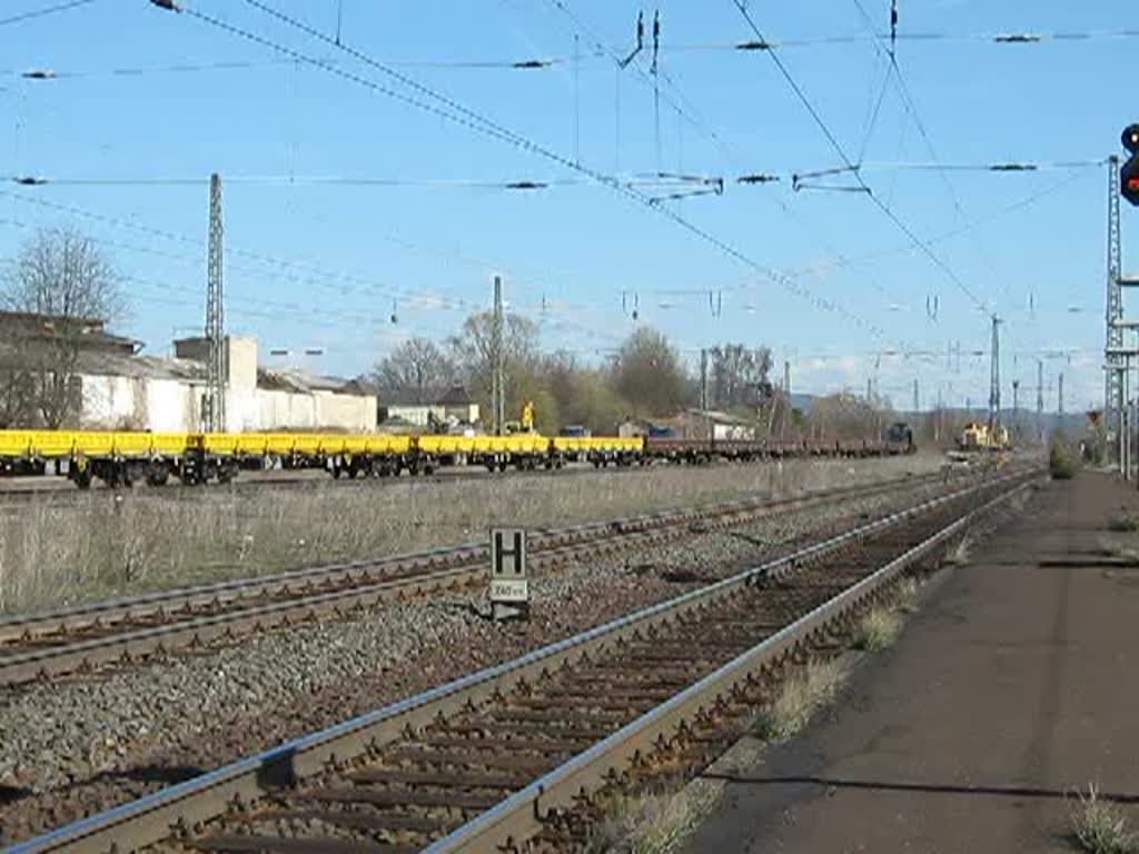Wiebe Lok Nr. 2 (211 341-3) fhrt mit hauseigenem Bauzug durch Eichenberg in Richtung Kassel. Aufgenommen am 02.04.2010.