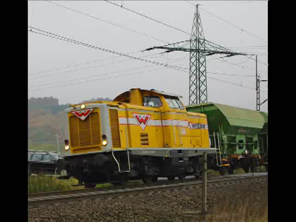 Wiebe Lok Nr. 2 alias 211 341-3 mit ein paar Schotterwagen auf ihrer Fahrt in Richtung Norden, hier zwischen Eichenberg und Friedland(HAN) am 30.10.2009.