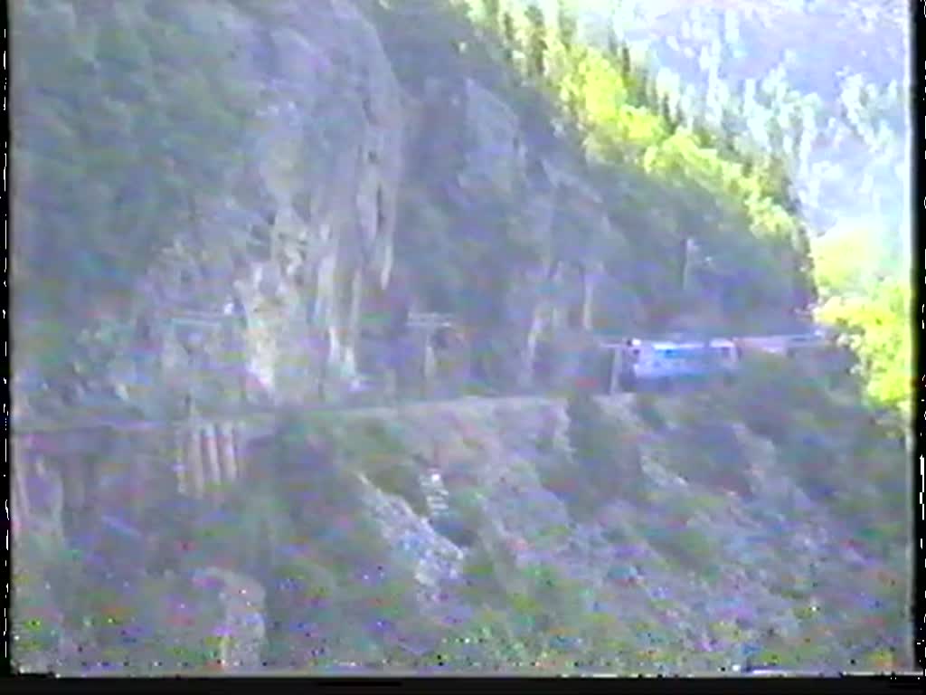 WP&YR 93 und 90 bringen am 7. Juli 1989 einen Zug von Skagway (Alaska) nach Fraser (Canada)., dem damaligen Endpunkt der befahrbaren Strecke. Die begleitenden Gerusche stammen berwiegend vom zu sehenden Wasserfall, der auf einer Brcke extra langsam berquert wird.