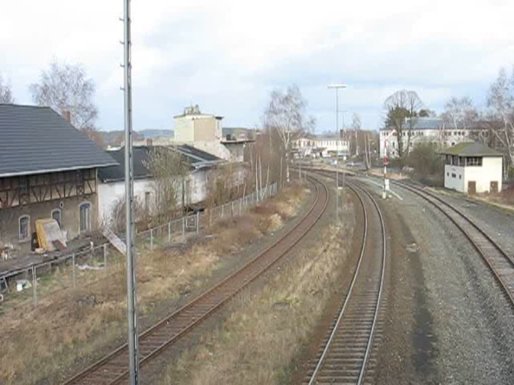 Wunderbare Frühlingsstimmung mit angenehmen Temperaturen herrschte im März 2007, als dieser RE auf den Weg nach Würzburg, Einfahrt in den Bahnhof Münchberg hat. Vielen Dank an den freundlichen Tf.