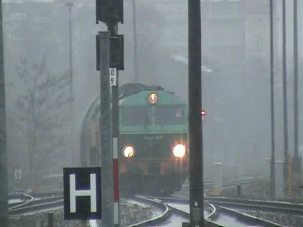 Wunderschne Doppelstockwagen zieht die SU 46 in den Grlitzer Bf. Der Zug der Polnischen Staatsbahn (PKP) kommt aus Breslau, wendet dann, wird abgestellt und fhrt 2Std spter wieder zurck. Ab 01.Mrz soll ein Regionalexpress der DB von Dresden kommend diesen Zug ersetzen.
01.01.2009